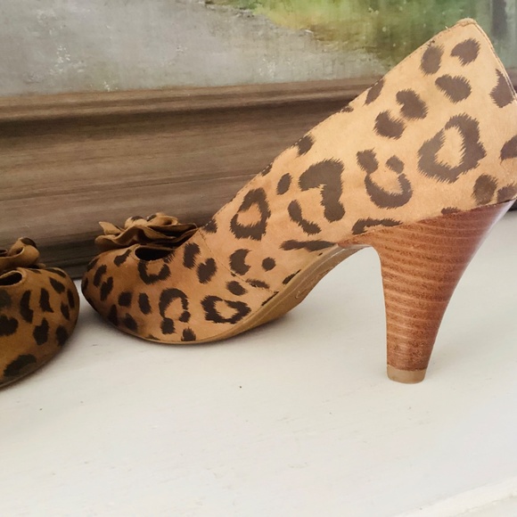 Sofft Size 9.5 M High Heel Pump Suede Leather Printed Leopard Peep Toe Rosette - Picture 9 of 15